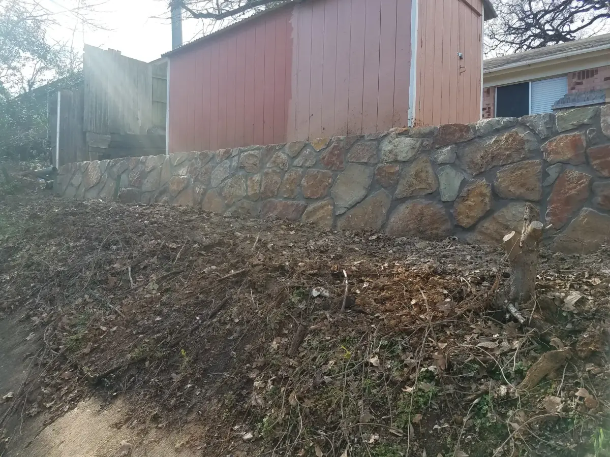 Fieldstone retaining wall with built-in drainage in Colleyville, TX Fieldstone retaining wall with built-in drainage in Colleyville, TX